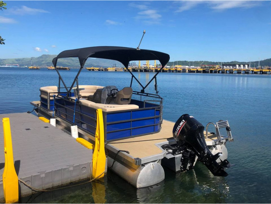 PONTOON BOAT RIVERLAKE