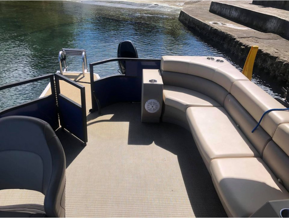 PONTOON BOAT RIVERLAKE