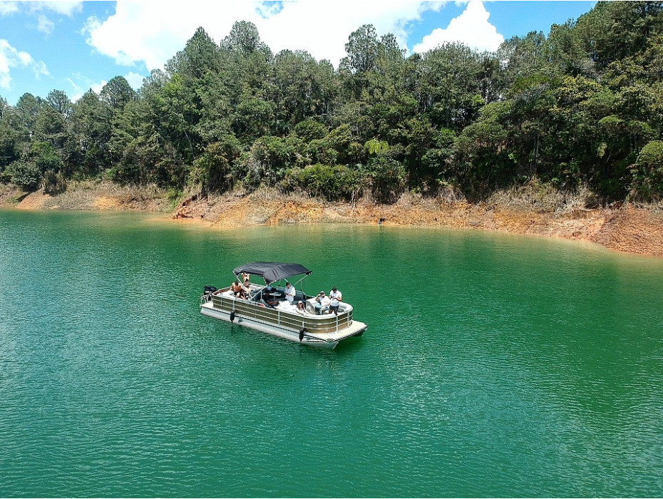 PONTOON BOAT RIVERLAKE